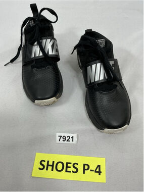 Boys Excellent Condition Nike Team Hustle Lace Up Basketball Sneakers 4 Y Black